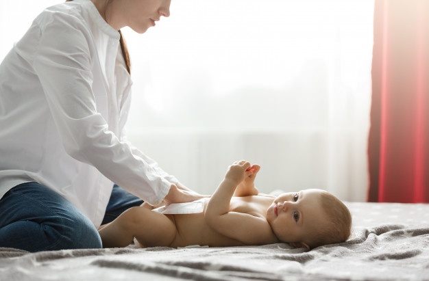 Kącik do przewijania niemowlęcia – jak go zorganizować?