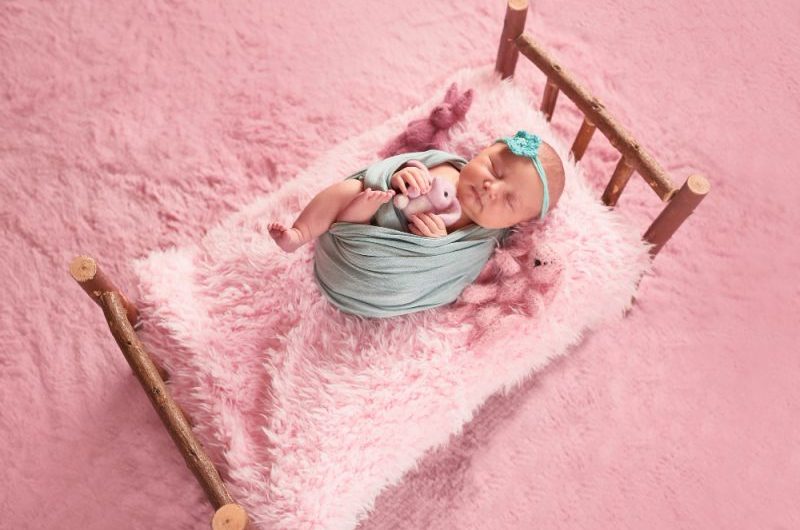 Dziecko spadło z łóżka – co zrobić? Objawy, które powinny zaniepokoić