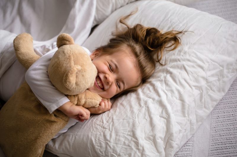 Jak oduczyć dziecko sikania w nocy? 10 sprawdzonych metod