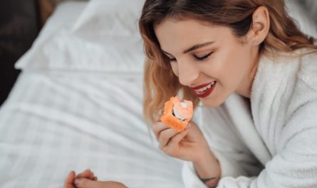 kobieta je sushi z krewetka