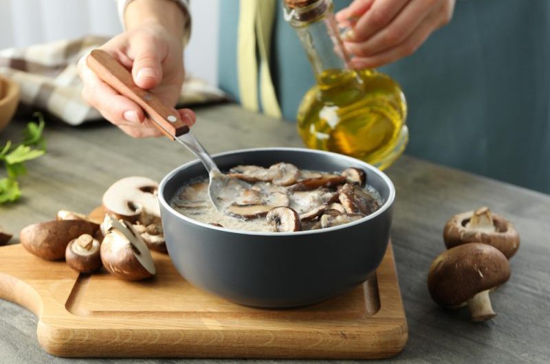 Grzyby w ciąży – jakie można jeść, a jakich nie? Sprawdzamy kurki, pieczarki, kanie i inne