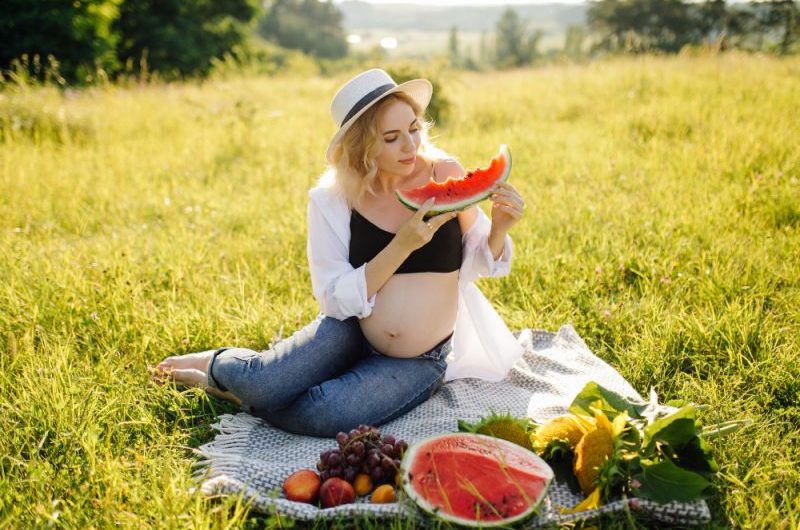 Arbuz w ciąży – czy można go jeść? Arbuzy a ciąża
