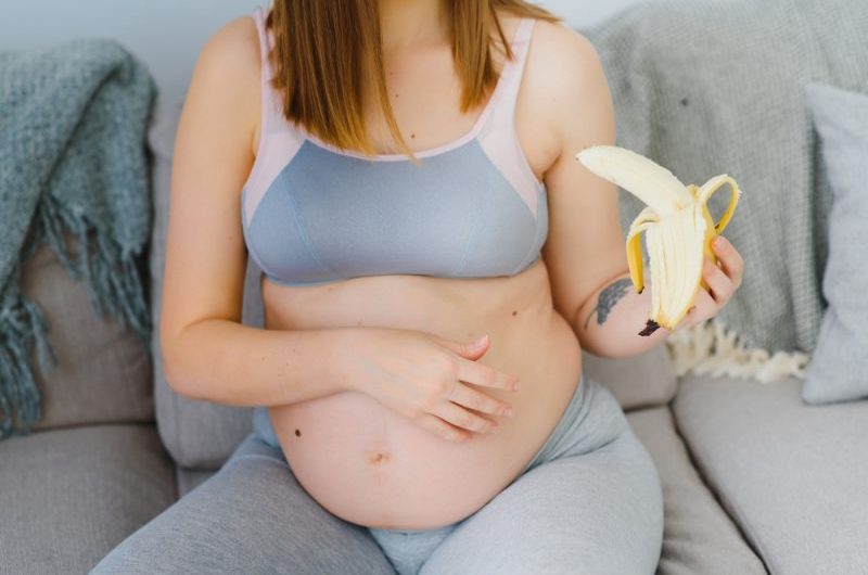 Banany w ciąży i podczas karmienia piersią – czy można jeść?