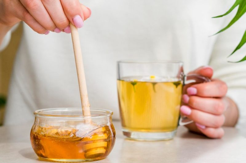 Miód w ciąży – czy można jeść? Poznaj jego zdrowotne właściwości!