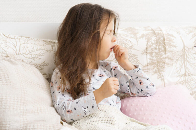 Długotrwały kaszel u dziecka bez zmian osłuchowych – czym jest i ile trwa?