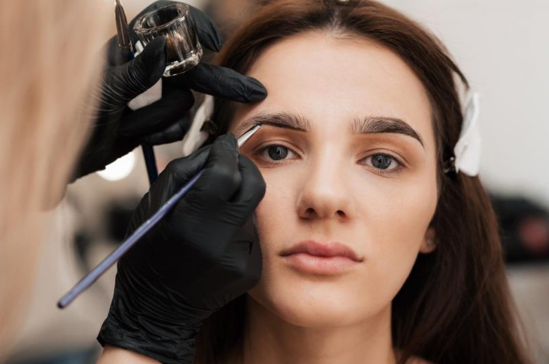 Henna w ciąży – czy można ją robić? Sprawdzamy brwi, rzęsy i włosy