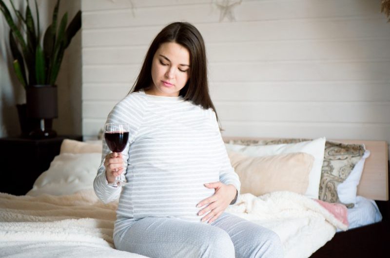 Piwo i wino bezalkoholowe w ciąży – czy można je pić?