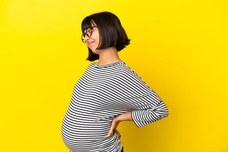 ciezarna kobieta z obolalymi miesniami