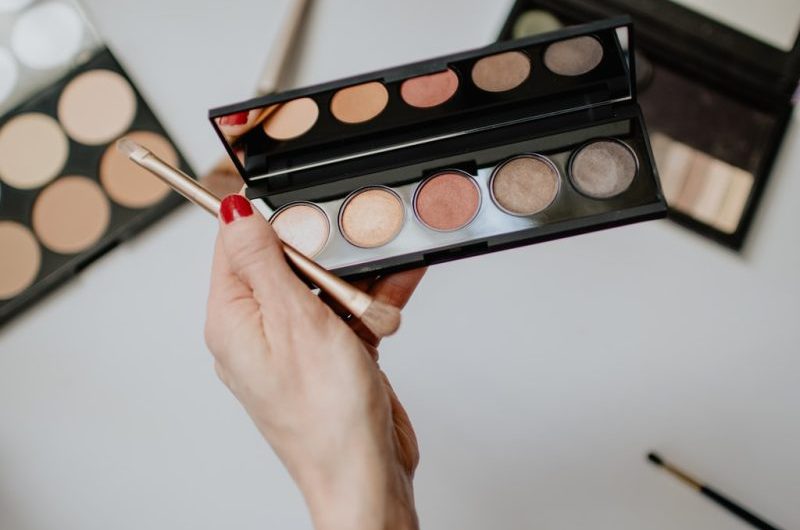 Cienie do brwi – jakie wybrać do makijażu codziennego?