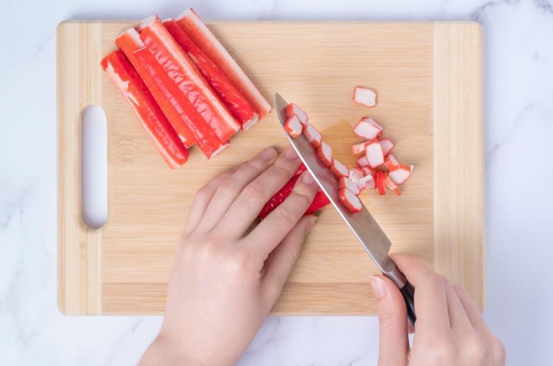Paluszki krabowe (surimi) w ciąży – czy można je jeść bez obaw?