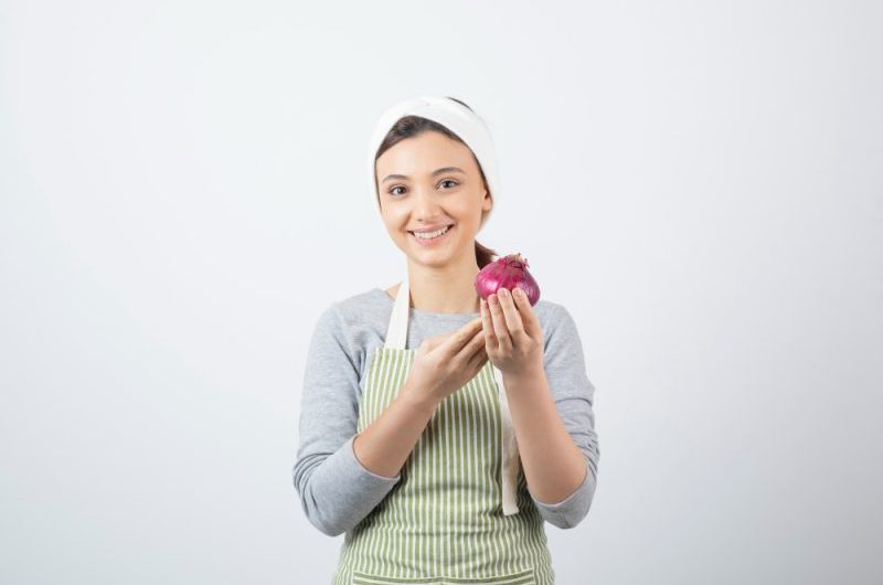 Cebula w ciąży i podczas karmienia piersią – czy można ją jeść?