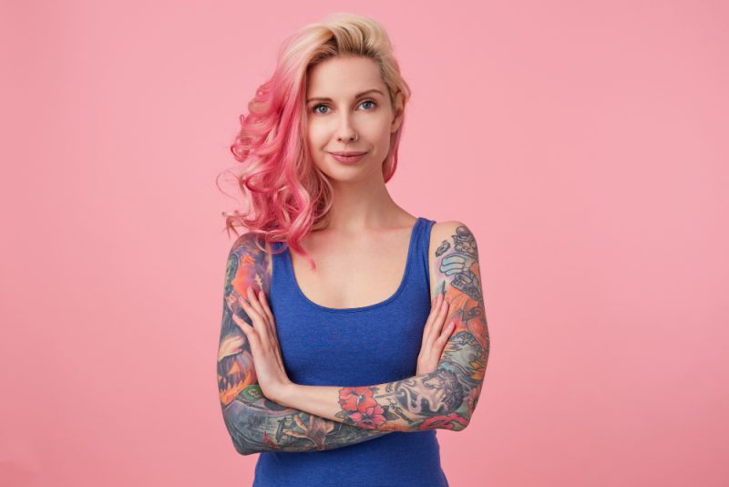 kobieta z tatuazami