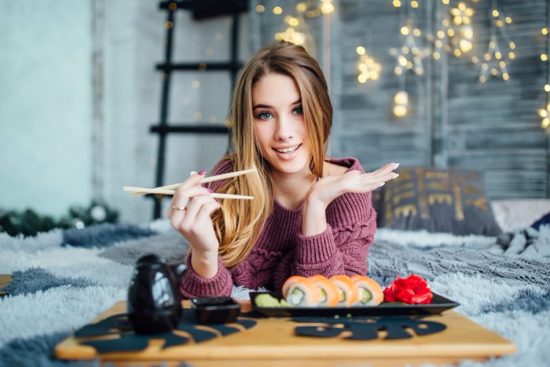 kobieta je sushi