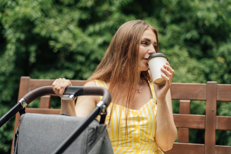 kobieta karmiaca piersia pije kawe