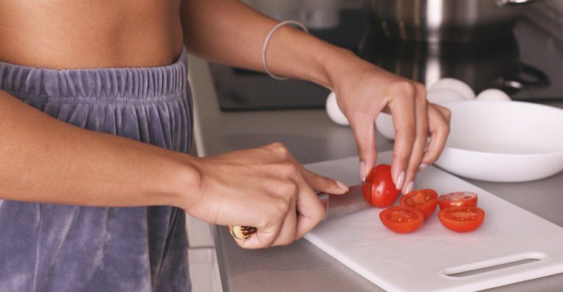 kobieta kroi pomidory