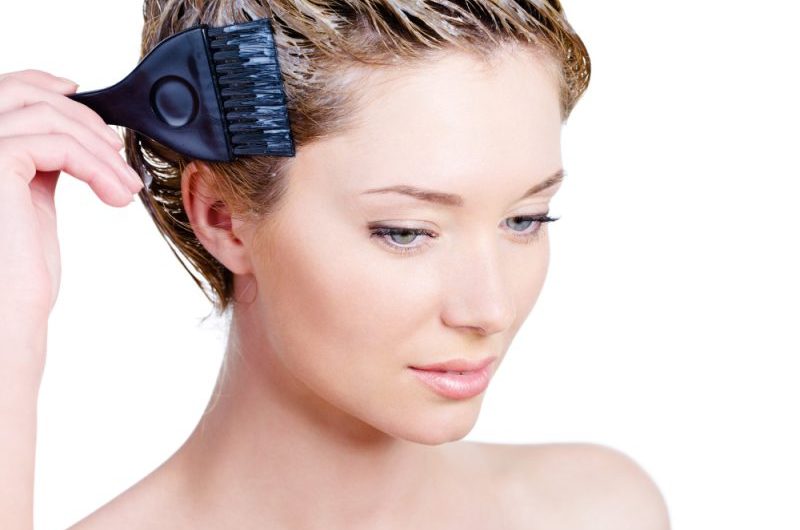 Farbowanie włosów a karmienie piersią – czy można to robić?