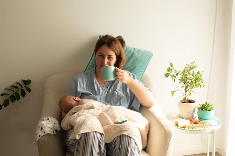 Herbata a karmienie piersią – jakie można pić? Sprawdzamy wszystkie rodzaje