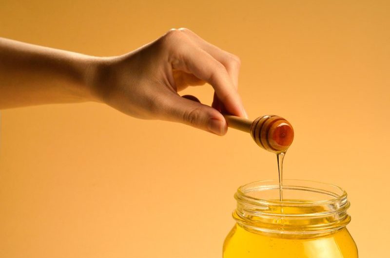 Miód a karmienie piersią – czy można go bezpiecznie jeść?