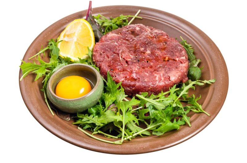 Tatar a karmienie piersią – czy karmiąca może jeść surowe mięso?