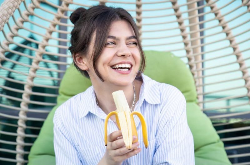 Banany a karmienie piersią – czy karmiąca kobieta może je bezpiecznie jeść?