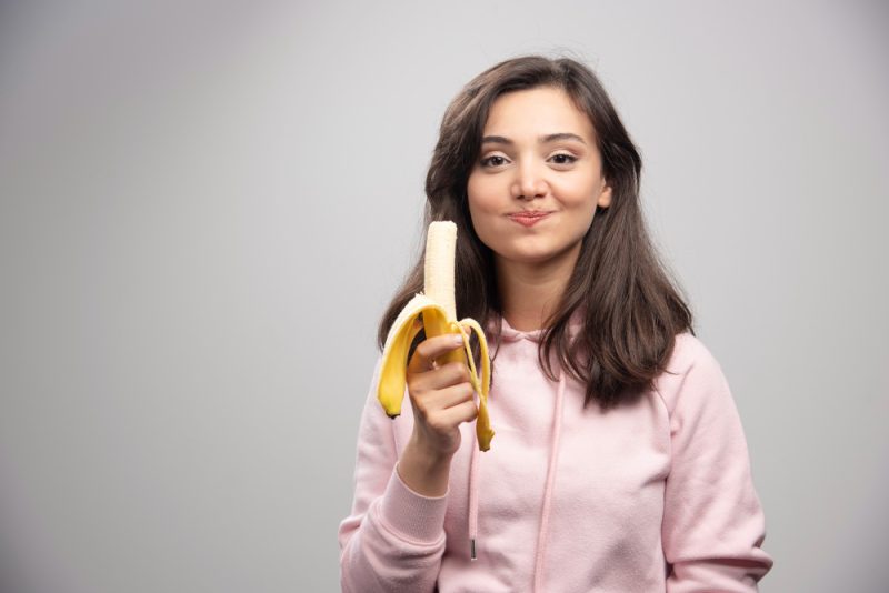 kobieta jedzaca banana