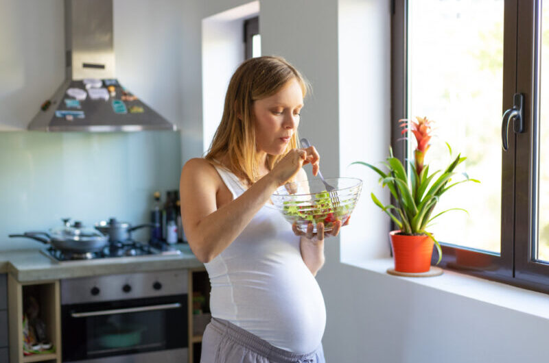 Ostre potrawy w ciąży – czy pikantne jedzenie może zaszkodzić ciężarnej?