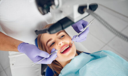kobieta na wizycie dentystycznej