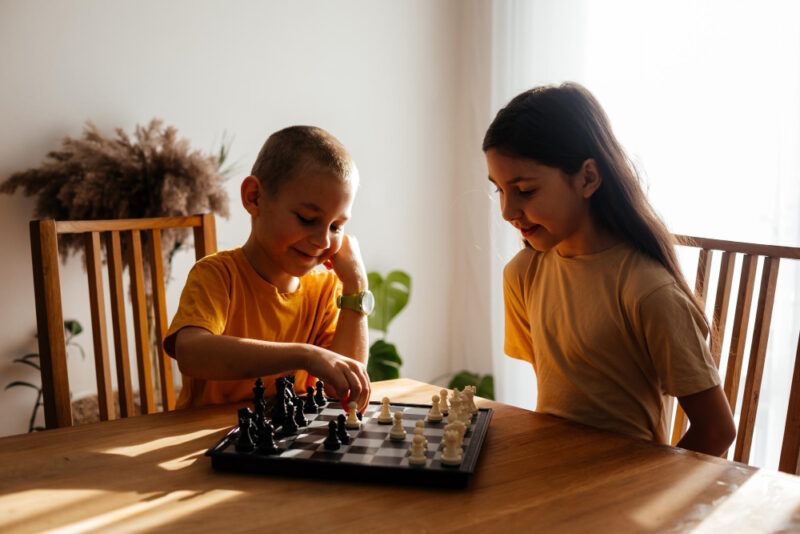 rodzenstwo gra w szachy