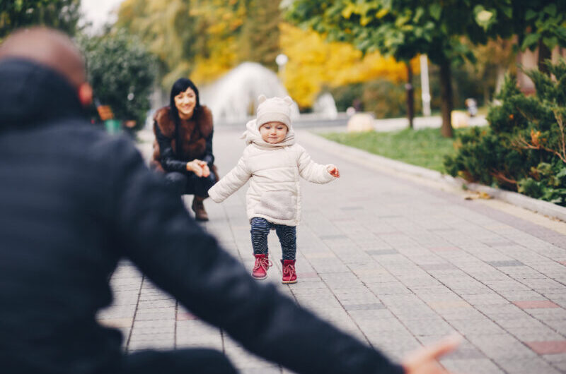 Jak ubrać dziecko na spacer? 5 uniwersalnych porad na każdą pogodę