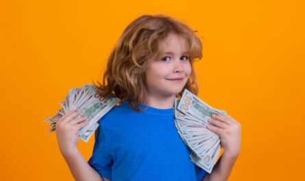 dziecko trzyma pieniadze