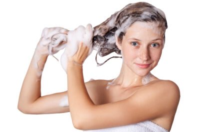 kobieta naklada szampon