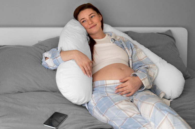 Jaką poduszkę do spania w ciąży wybrać? Praktyczny poradnik