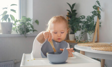 malego dziecko je zupe