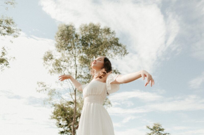 Jak nosić sukienki z bufiastymi rękawami?