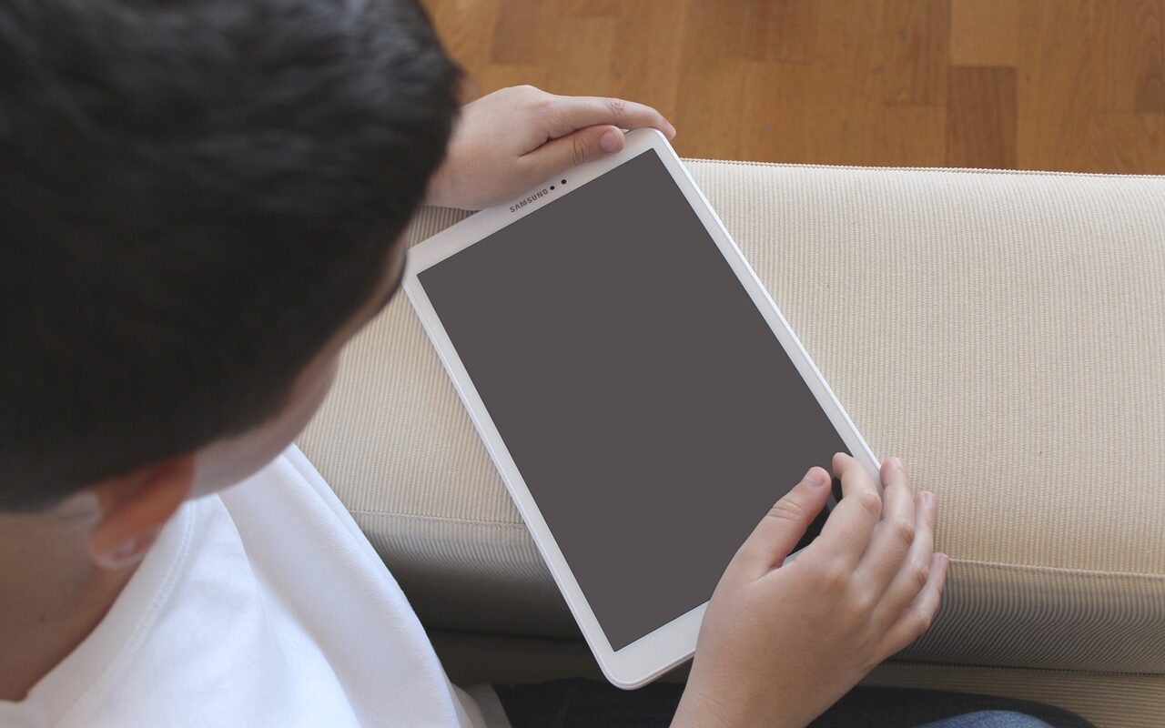 dziecko z tabletem