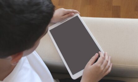 dziecko z tabletem