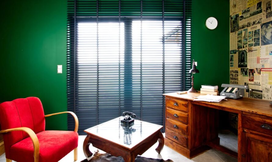 Ile kosztują czarne żaluzje drewniane? Dlaczego warto zainwestować w przesłony w tym kolorze?