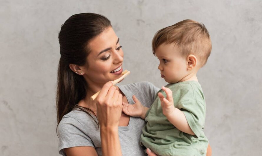 Pierwszy uśmiech bez próchnicy: jak i kiedy zacząć myć zęby dziecku?