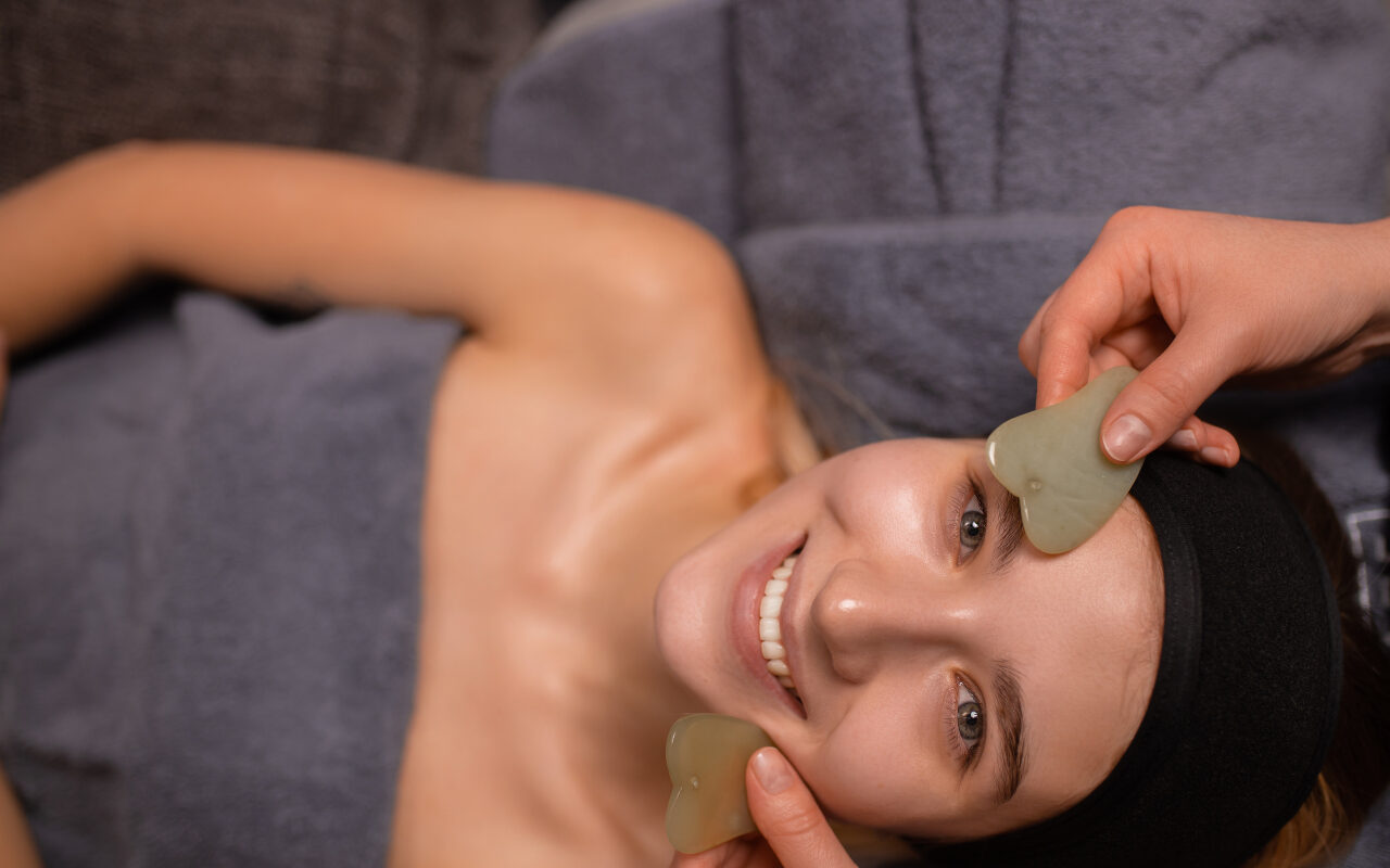 Masażu Twarzy Płytką Gua Sha