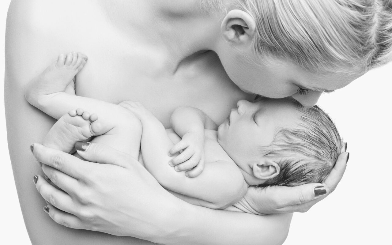 Kontakt skóra do skóry po porodzie: korzyści dla mamy i dziecka