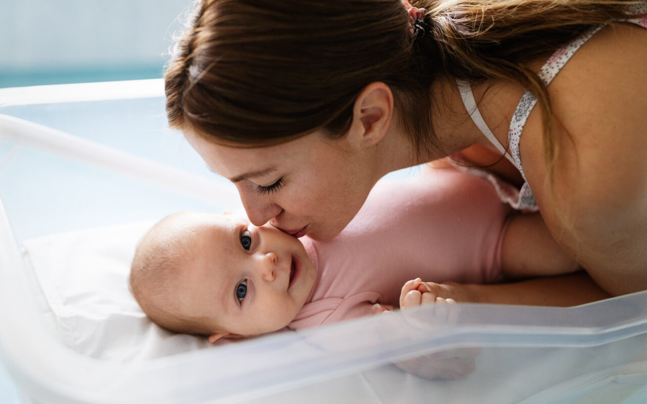 Pierwsze dni z noworodkiem: jak zorganizować harmonogram karmienia i snu