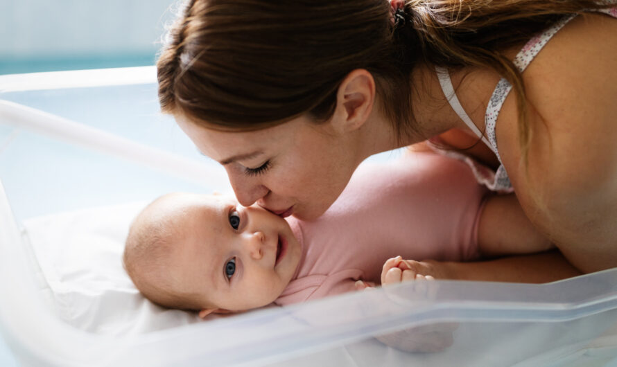 Pierwsze dni z noworodkiem: jak zorganizować harmonogram karmienia i snu