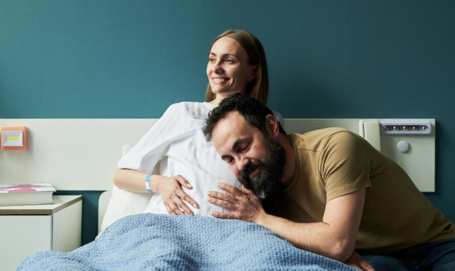 Tata na porodówce: jak aktywnie wspierać partnerkę w czasie porodu